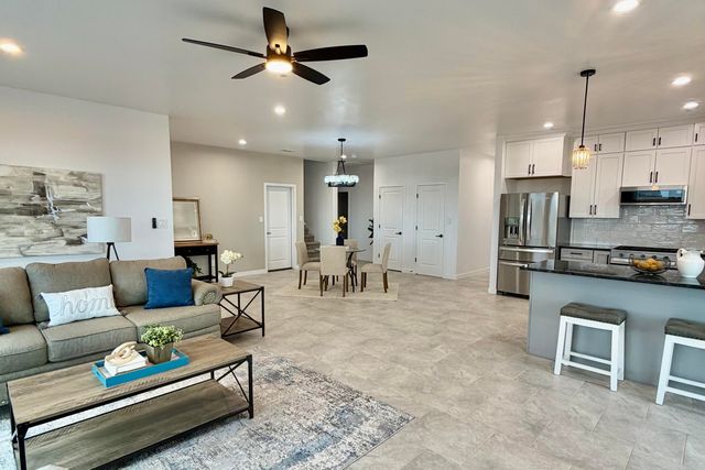421 9th Avenue NE, Rio Rancho, NM 87124