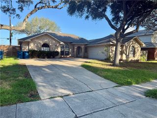 2319 Willow Dr, Portland, TX 78374