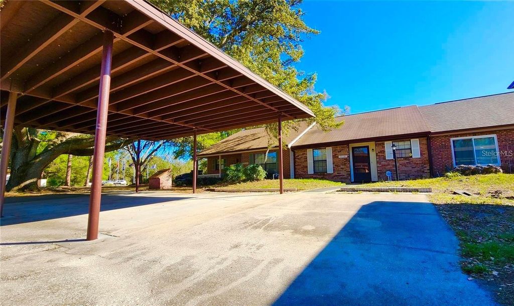 Image 4 of property listing at 35140 WHISPERING OAKS BOULEVARD, Dade City, FL 33523