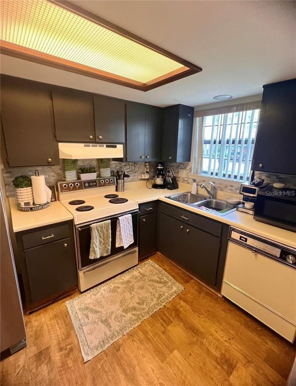 Image 6 of property listing at 35140 WHISPERING OAKS BOULEVARD, Dade City, FL 33523