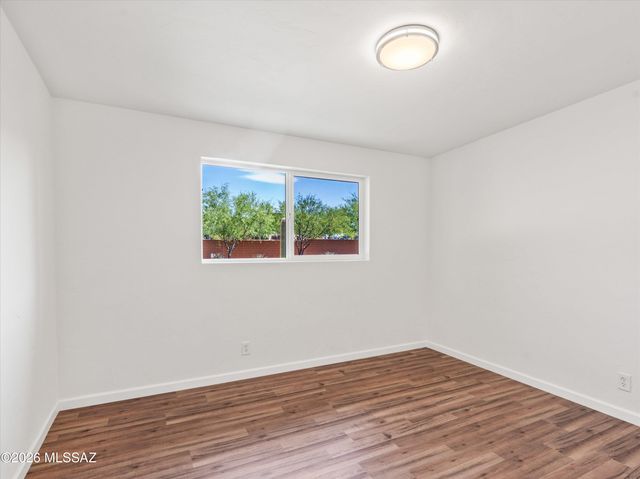 5725 E 10th Street, Tucson, AZ 85711