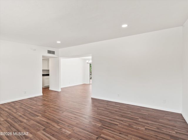 5725 E 10th Street, Tucson, AZ 85711