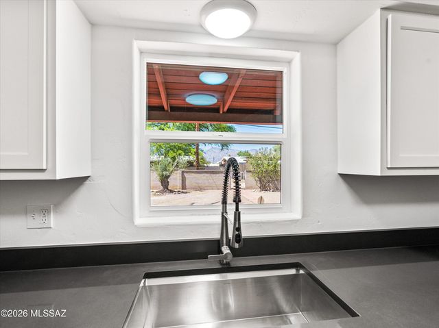 5725 E 10th Street, Tucson, AZ 85711