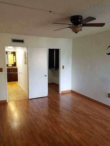 9682 Fontainebleau Blvd 202, Miami, FL 33172