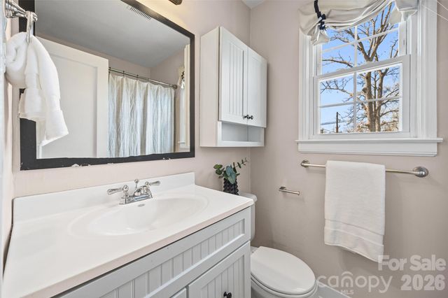 520 Wakefield Drive B, Charlotte, NC 28209