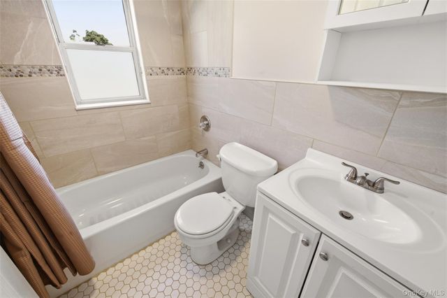 8 5th Street, Bayville, NY 11709