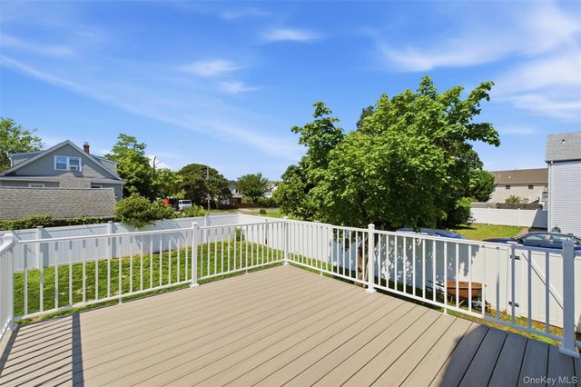8 5th Street, Bayville, NY 11709