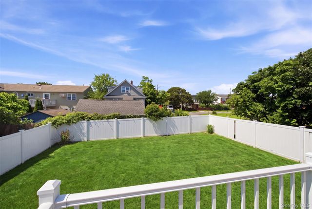 8 5th Street, Bayville, NY 11709