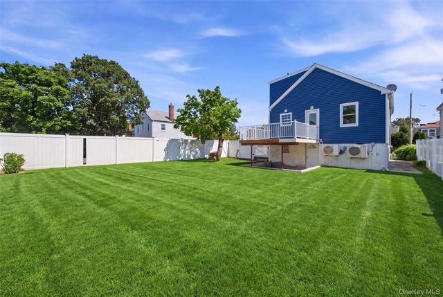 8 5th Street, Bayville, NY 11709