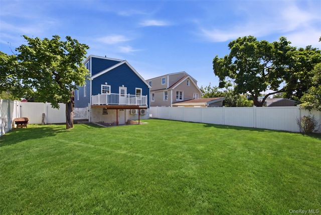 8 5th Street, Bayville, NY 11709