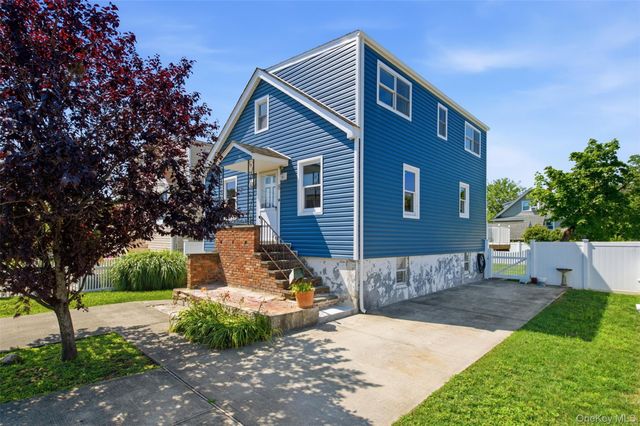 8 5th Street, Bayville, NY 11709