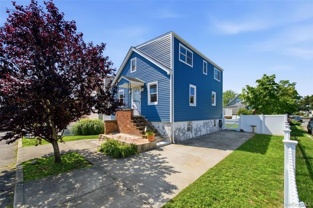 8 5th Street, Bayville, NY 11709