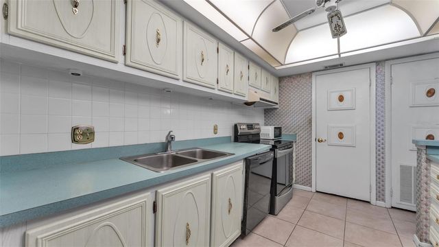 1130 N LAKE PARKER AVENUE A109, Lakeland, FL 33805