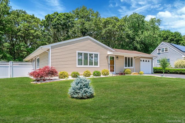 150 Rosemont Avenue, Farmingville, NY 11738