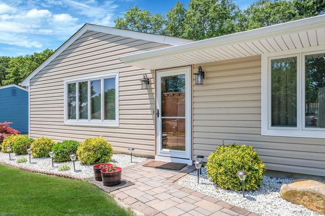 150 Rosemont Avenue, Farmingville, NY 11738