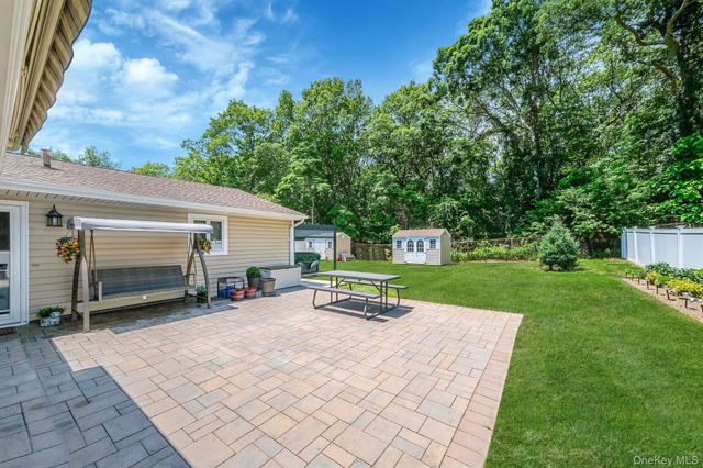 150 Rosemont Avenue, Farmingville, NY 11738