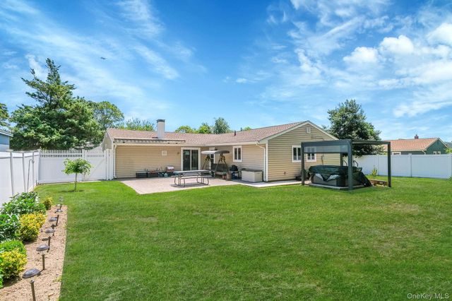 150 Rosemont Avenue, Farmingville, NY 11738