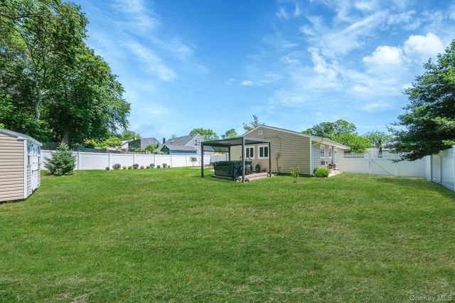 150 Rosemont Avenue, Farmingville, NY 11738