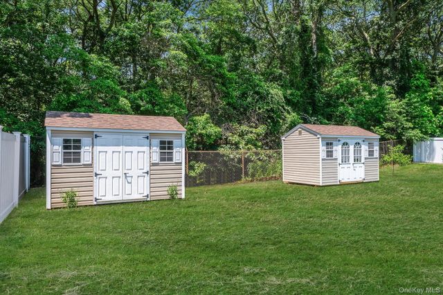 150 Rosemont Avenue, Farmingville, NY 11738