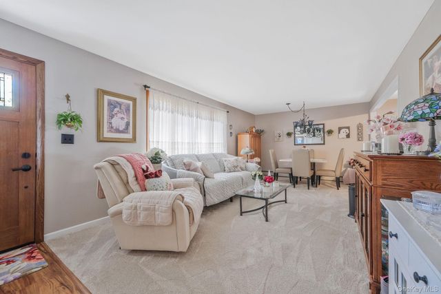 150 Rosemont Avenue, Farmingville, NY 11738