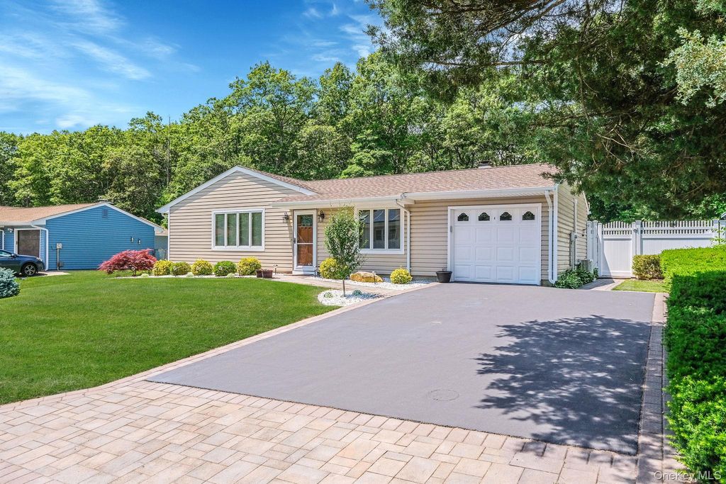 150 Rosemont Avenue, Farmingville, NY 11738