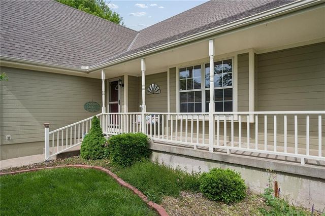 325 SE Canterbury Lane, Lee's Summit, MO 64063