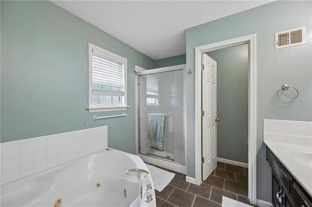 325 SE Canterbury Lane, Lee's Summit, MO 64063