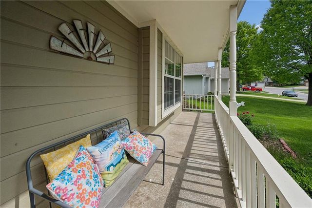 325 SE Canterbury Lane, Lee's Summit, MO 64063