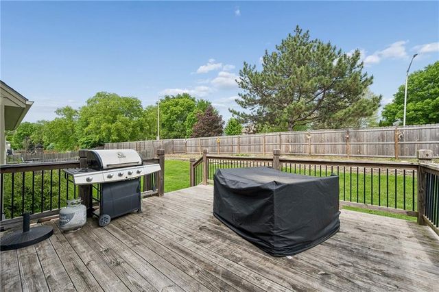 325 SE Canterbury Lane, Lee's Summit, MO 64063