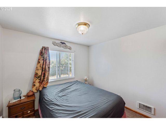 1986 GARFIELD St, North Bend, OR 97459