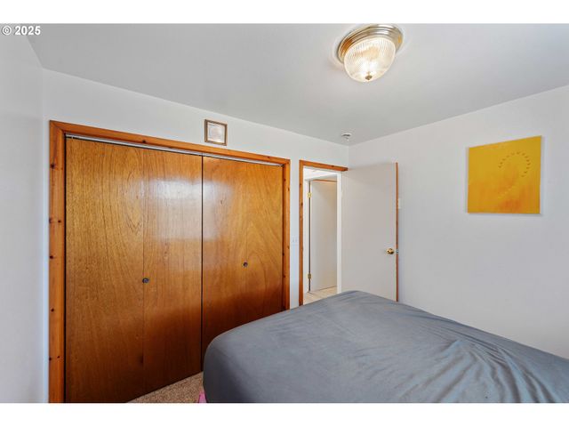 1986 GARFIELD St, North Bend, OR 97459