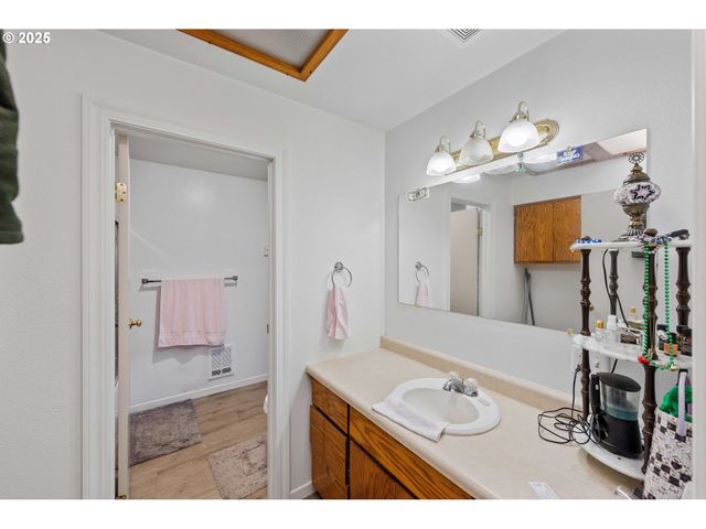 1986 GARFIELD St, North Bend, OR 97459