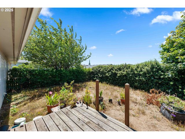 1986 GARFIELD St, North Bend, OR 97459