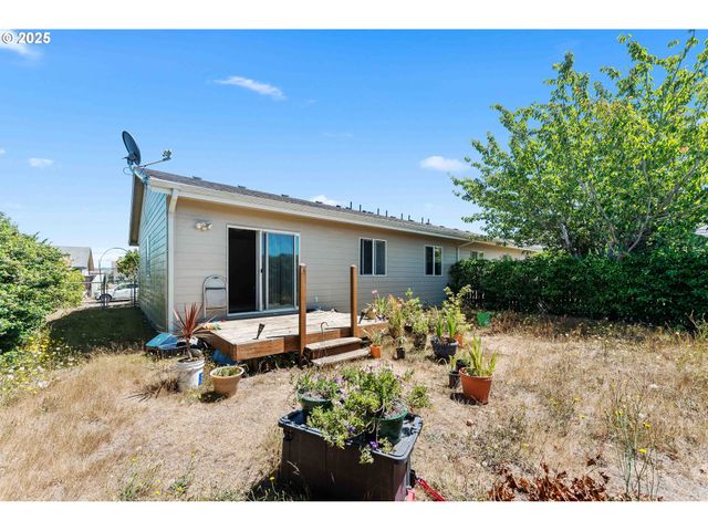 1986 GARFIELD St, North Bend, OR 97459