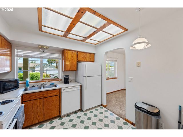 1986 GARFIELD St, North Bend, OR 97459