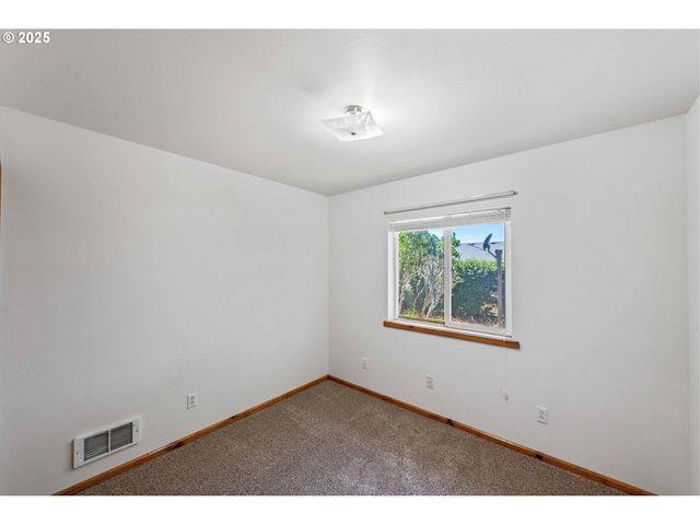 1986 GARFIELD St, North Bend, OR 97459