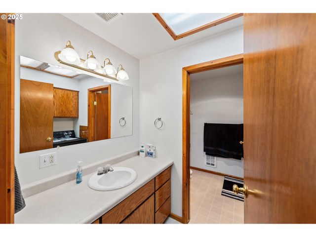 1986 GARFIELD St, North Bend, OR 97459