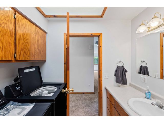 1986 GARFIELD St, North Bend, OR 97459