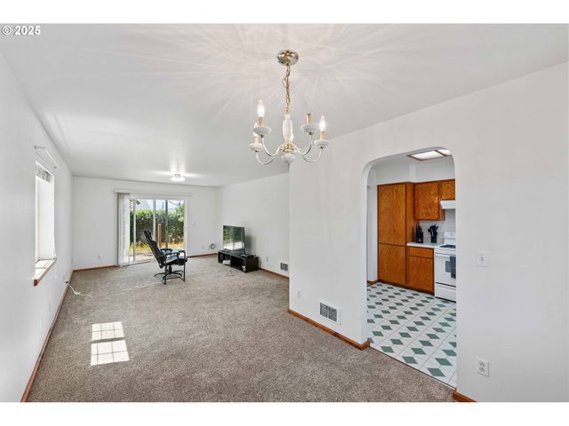 1986 GARFIELD St, North Bend, OR 97459