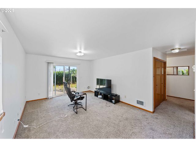 1986 GARFIELD St, North Bend, OR 97459