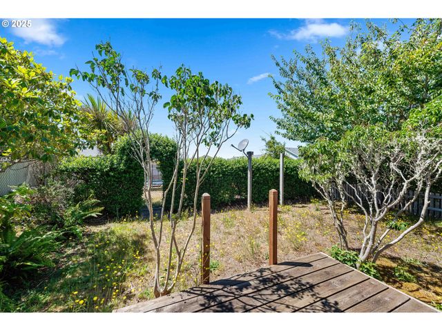 1986 GARFIELD St, North Bend, OR 97459