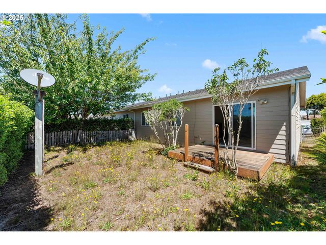 1986 GARFIELD St, North Bend, OR 97459