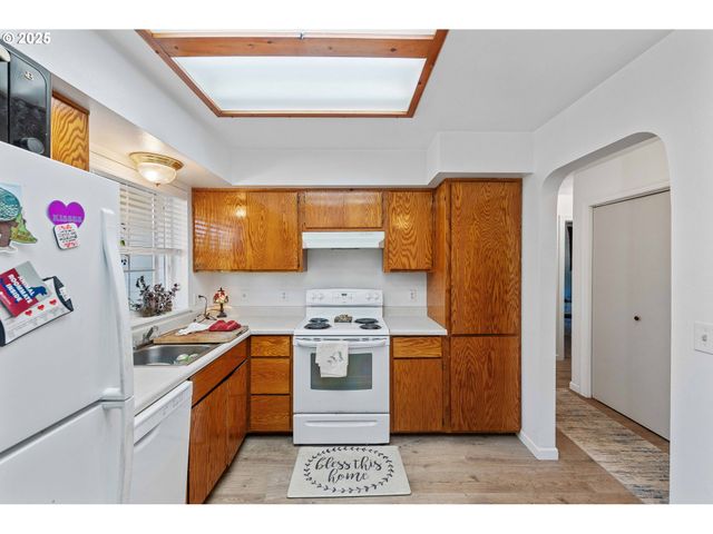 1986 GARFIELD St, North Bend, OR 97459