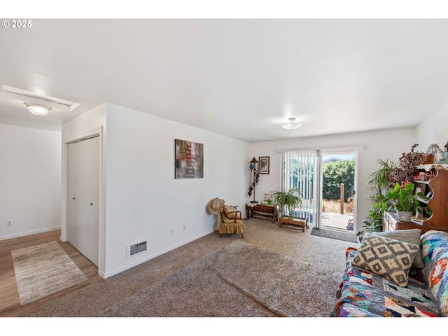 1986 GARFIELD St, North Bend, OR 97459