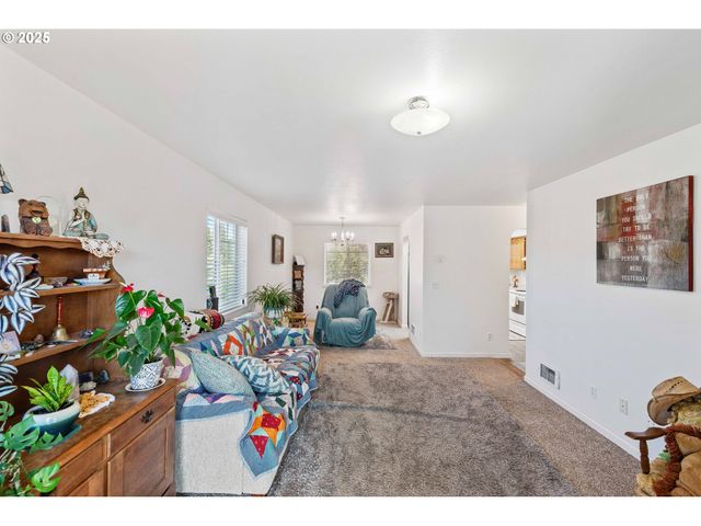 1986 GARFIELD St, North Bend, OR 97459