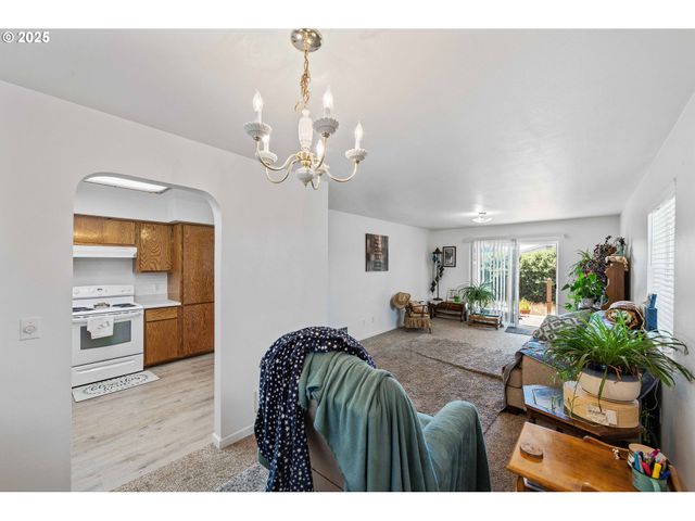 1986 GARFIELD St, North Bend, OR 97459