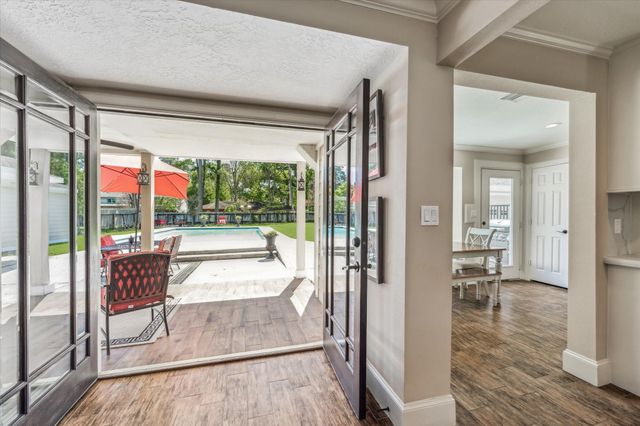 300 Brook Hollow Drive, Conroe, TX 77385