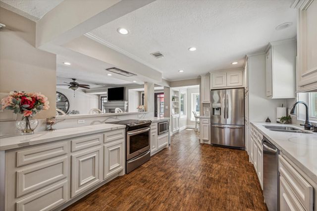 300 Brook Hollow Drive, Conroe, TX 77385