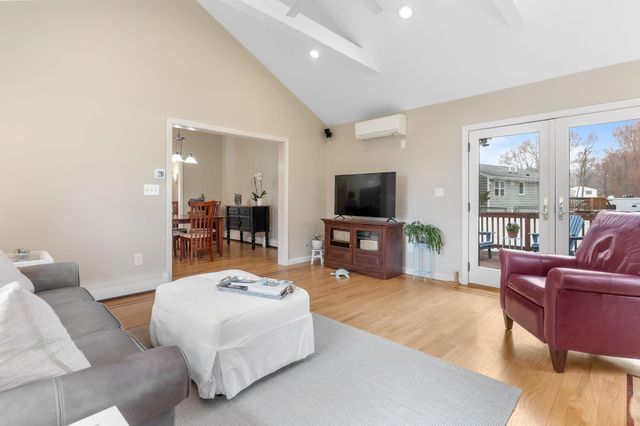 21 Hedman Avenue, Hampton, NH 03842