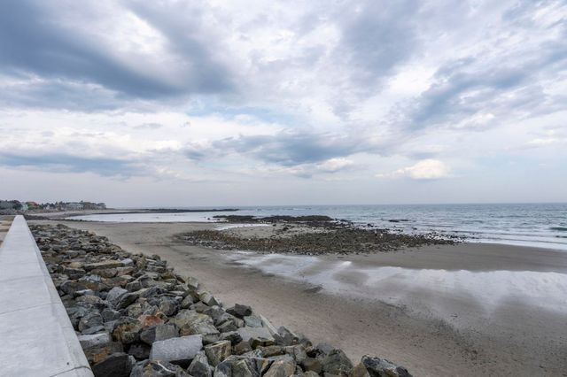 21 Hedman Avenue, Hampton, NH 03842